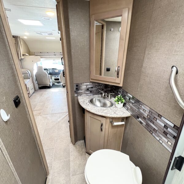 2019 Chateau 24F 6949 bathroom