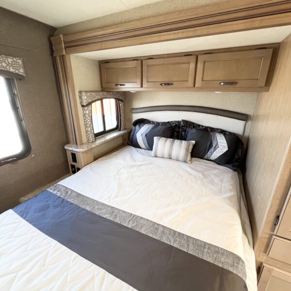 2019 Chateau 24F 6949 bedroom