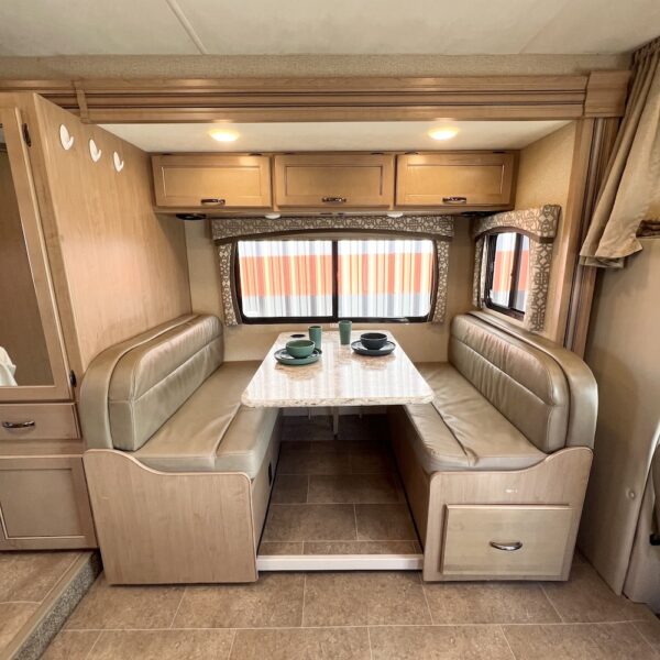 2019 Chateau 24F 6949 dinette