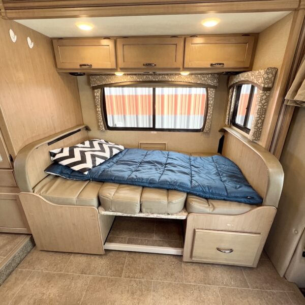 2019 Chateau 24F 6949 dinette bed