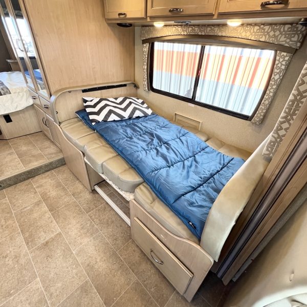 2019 Chateau 24F 6949 dinnete bed