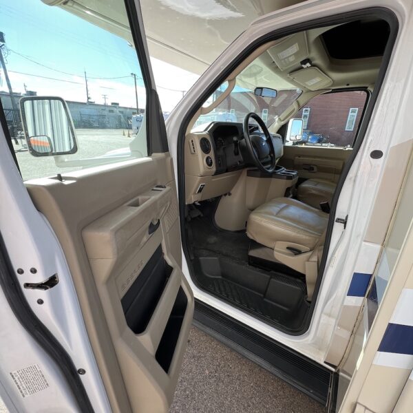 2019 Chateau 24F 6949 drivers door