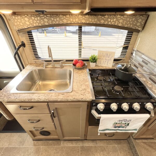 2019 Chateau 24F 6949 kitchen 1