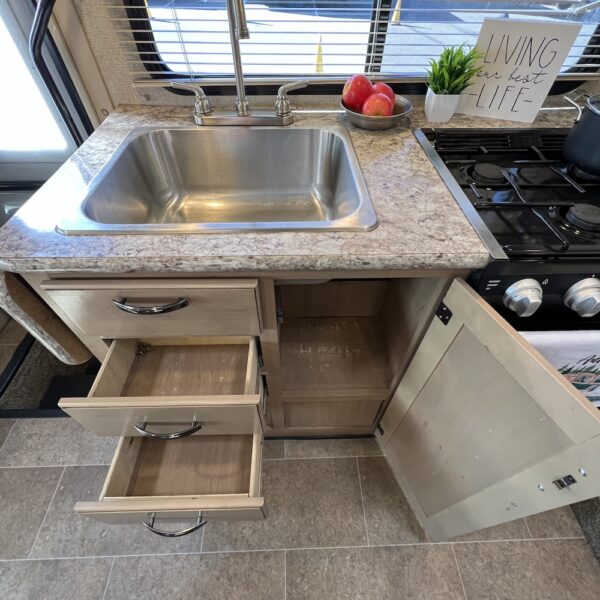 2019 Chateau 24F 6949 kitchen storage