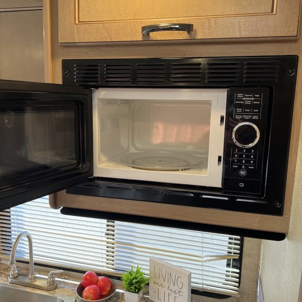 2019 Chateau 24F 6949 microwavde