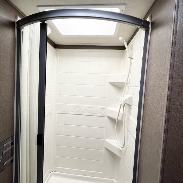 2019 Chateau 24F 6949 shower