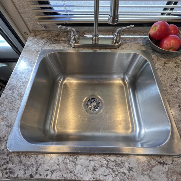 2019 Chateau 24F 6949 sink