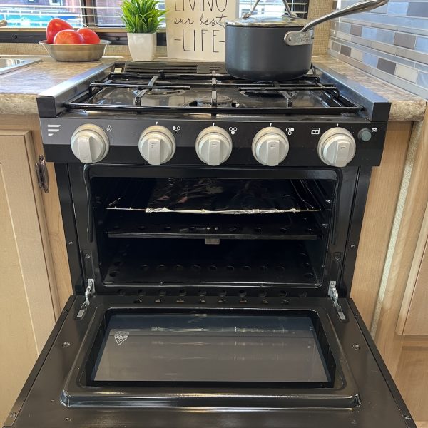 2019 Chateau 24F 6949 stove 1