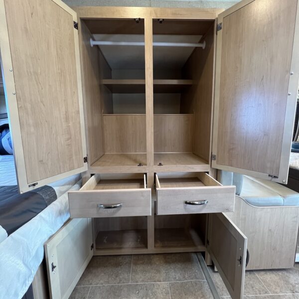 2019 Chateau 24F 6949 wardrobe