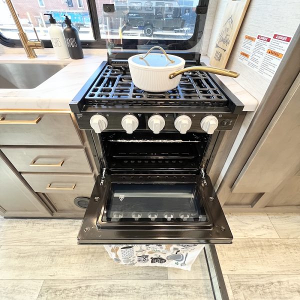 2025 Thor Chateau 24F 6333 stove